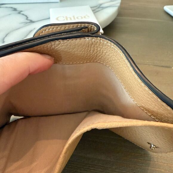 Chloe SMALL ALPHABET TRI-FOLD IN GRAINED
LEATHER - Picture 6 of 9